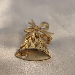 Elegant Gold Bell Brooch (F1)